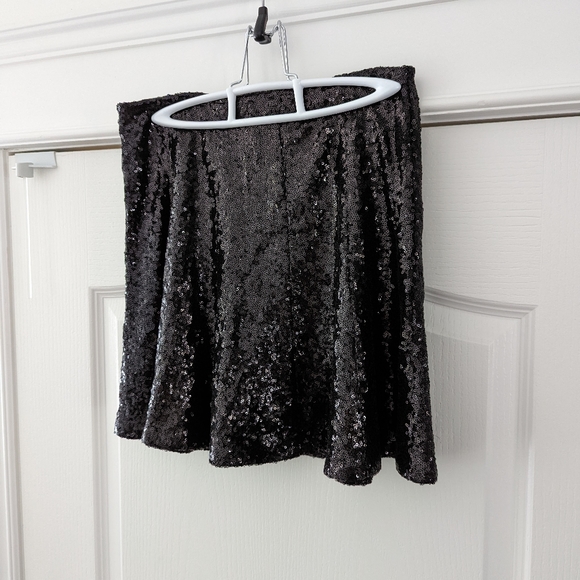 Super cute Guess skirt - Picture 2 of 7